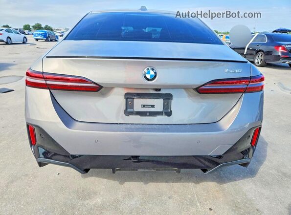 WBA43FJ01RCR14261 2024 BMW 5 SERIES Gray უკანა ხედი