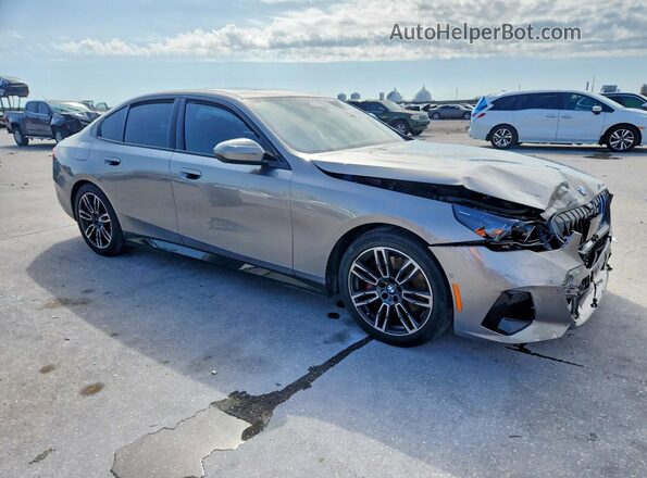 WBA43FJ01RCR14261 2024 BMW 5 SERIES Gray წინა მარჯვენა