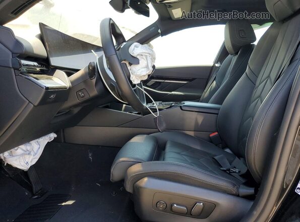 WBA43FJ03RCR22054 2024 BMW 5 SERIES Black Вид салону спереду