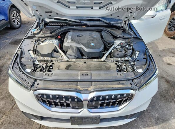 WBA43FJ05TCV65080 2026 BMW 5 SERIES Белый Вид задней части салона