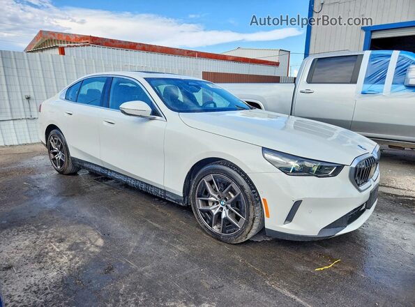 WBA43FJ05TCV65080 2026 BMW 5 SERIES Белый Передняя правая четверть