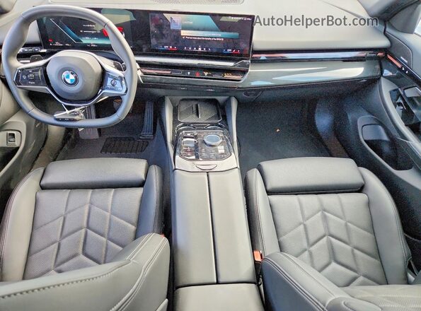 WBA43FJ05TCV65080 2026 BMW 5 SERIES Белый Вид панели приборов