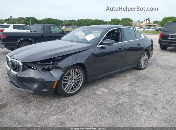 WBA43FJ08SCU02633 2025 BMW 5 SERIES Gray Առջևի ձախ երեք քառորդ տեսարան