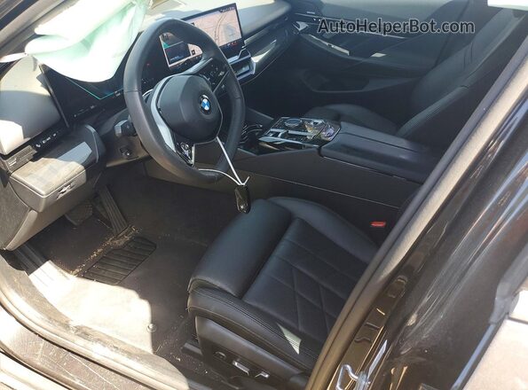 WBA43FJ09RCS35810 2024 BMW 5 SERIES Charcoal წინა სალონის ხედი