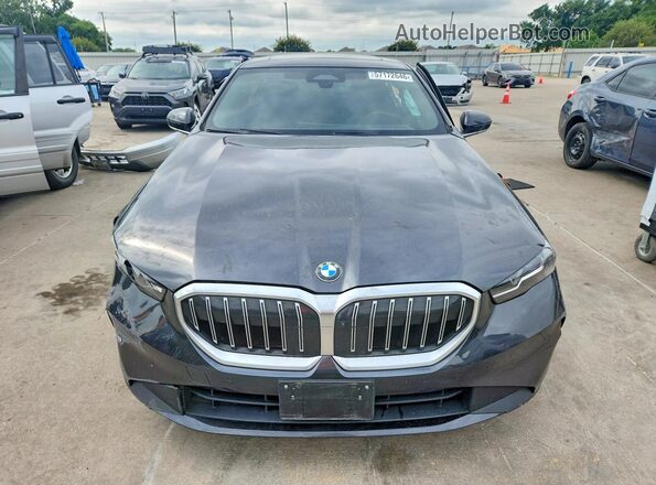 WBA43FJ09RCS35810 2024 BMW 5 SERIES Charcoal წინა ხედი