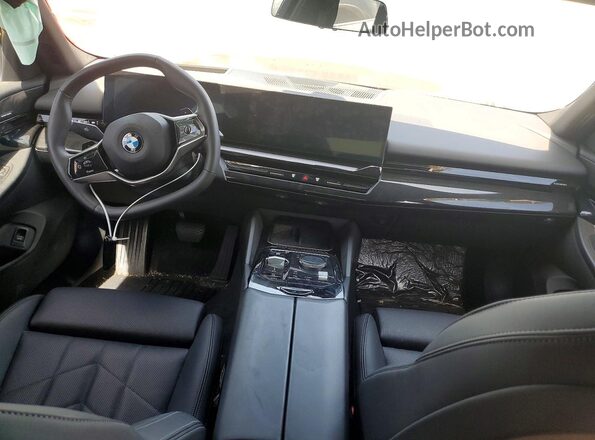 WBA43FJ09RCS35810 2024 BMW 5 SERIES Charcoal წინა პანელის ხედი
