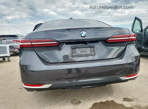 WBA43FJ09RCS35810 2024 BMW 5 SERIES Charcoal უკანა ხედი