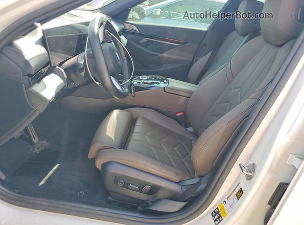 WBA53FJ01RCP95115 2024 BMW 5 SERIES White Vista interior delantera
