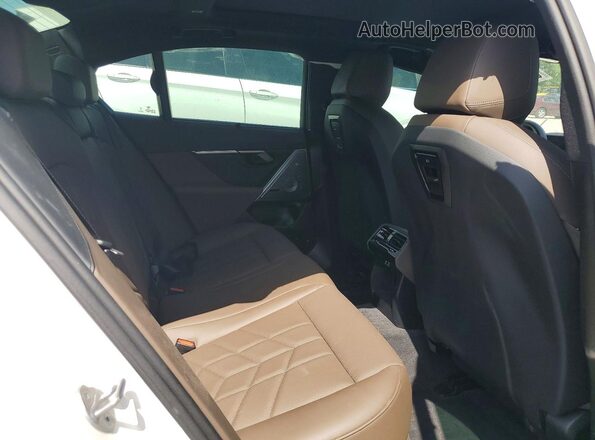 WBA53FJ01RCP95115 2024 BMW 5 SERIES White Vista de los asientos traseros