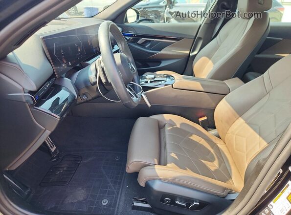 WBA53FJ01SCT27195 2025 BMW 5 SERIES Черный Вид салона спереди
