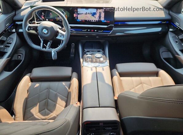 WBA53FJ01SCT27195 2025 BMW 5 SERIES Черный Вид панели приборов