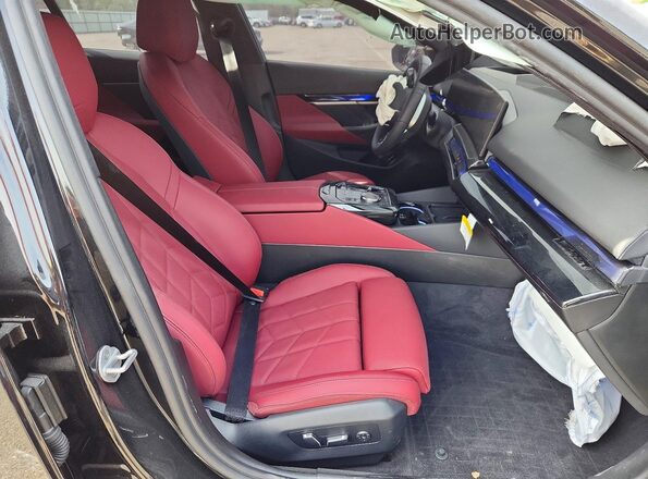 WBA53FJ01TCX69685 2026 BMW 5 SERIES Black Вид салону спереду