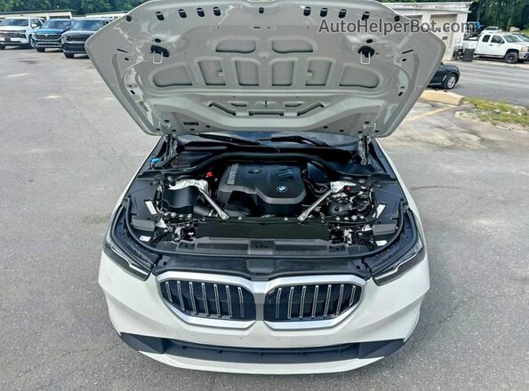 WBA53FJ07VCY10095 2027 BMW 5 SERIES White ხელსაწყოთა პანელის ხედი