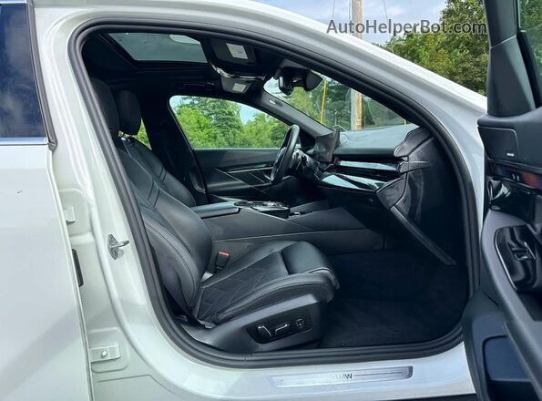 WBA53FJ07VCY10095 2027 BMW 5 SERIES White წინა სალონის ხედი