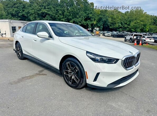WBA53FJ07VCY10095 2027 BMW 5 SERIES White წინა ხედი