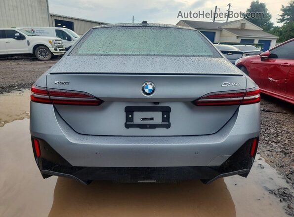 WBA53FJ08RCP92695 2024 BMW 5 SERIES Серый Вид сзади