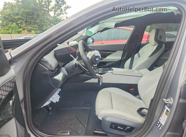 WBA53FJ08RCP92695 2024 BMW 5 SERIES Серый Вид салона спереди