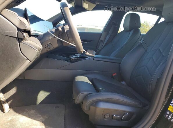 WBA53FJ09RCP67885 2024 BMW 5 SERIES Black Вид салону спереду
