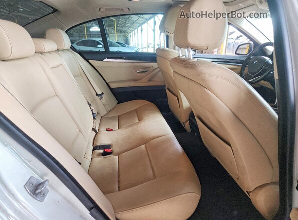 WBA5A5C57GG352918 2016 BMW 5 SERIES White Vista de los asientos traseros