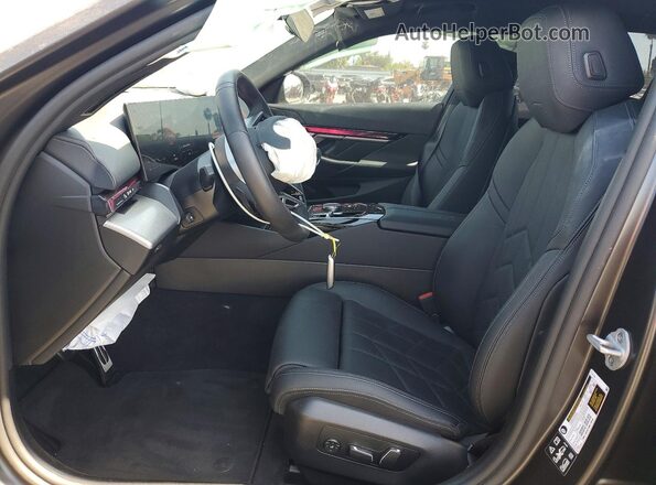 WBA63FJ07TCV92046 2026 BMW 5 SERIES Black წინა სალონის ხედი