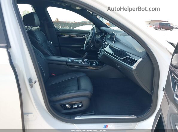 WBA7F0C57JGM23328 2018 BMW 7 SERIES Белый Вид салона спереди