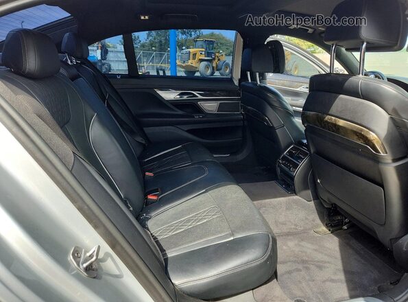 WBA7J2C38HG497859 2017 BMW 7 SERIES Silver Вид задніх сидінь