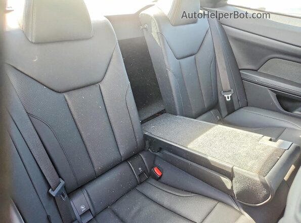WBA83AP02NCH72317 2022 BMW M4 Burgundy Vista de los asientos traseros