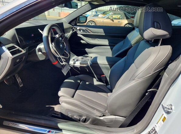 WBA83DA03VCY25498 2027 BMW M4 Gray Vista interior delantera