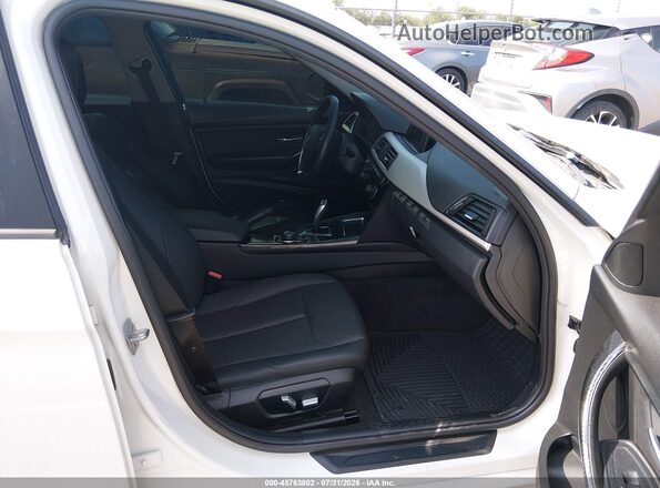 WBA8E1G52JNU89742 2018 BMW 3 SERIES Серебряный Вид салона спереди
