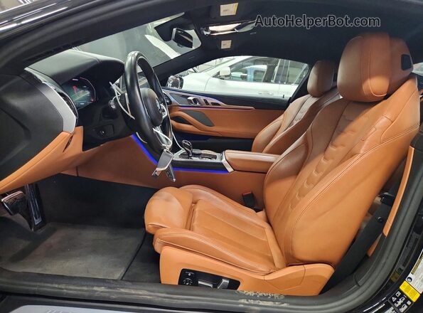 WBABC4C01MCF18917 2021 BMW M8 Blue Вид салону спереду