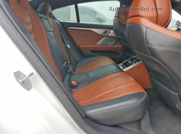 WBAGV8C01NCH27406 2022 BMW M8 White Вид задніх сидінь