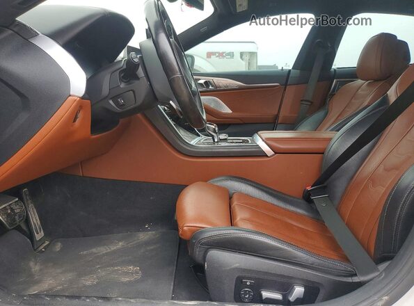 WBAGV8C01NCH27406 2022 BMW M8 White Вид салону спереду