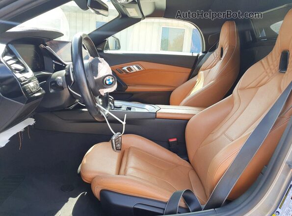 WBAHF3C03PWY12718 2023 BMW Z4 Gray Вид салону спереду