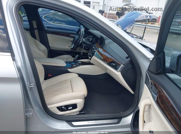 WBAJA5C31HG895101 2017 BMW 5 SERIES Серебряный Вид салона спереди