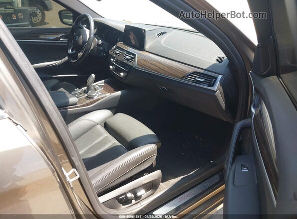 WBAJA5C53JWA39914 2018 BMW 5 SERIES Gray Vista interior delantera