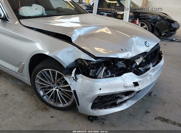 WBAJA7C53KWW48768 2019 BMW 5 SERIES Серебряный Вид спереди