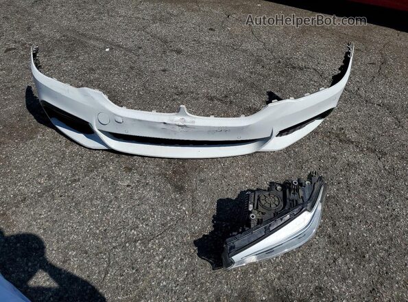 WBAJA9C57JB032668 2018 BMW 5 SERIES White Vista del compartimento del motor