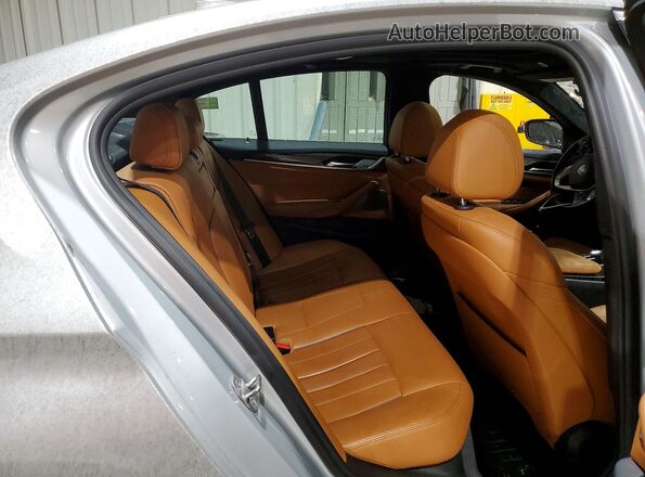 WBAJE7C53JWC56752 2018 BMW 5 SERIES Silver Vista de los asientos traseros