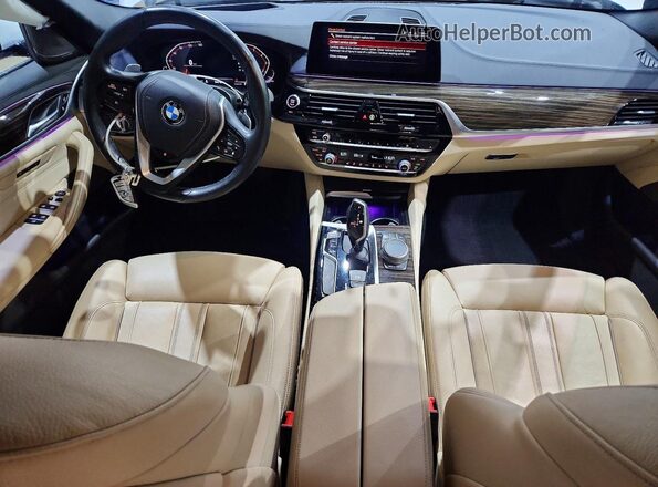 WBAJS3C0XLWW82525 2020 BMW 5 SERIES Белый Вид панели приборов