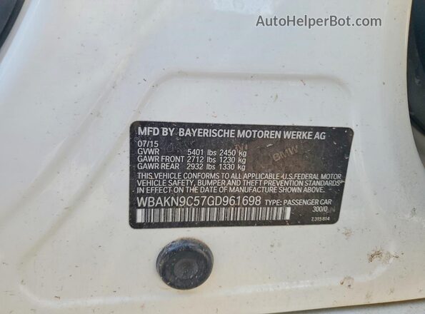 WBAKN9C57GD961698 2016 BMW 5 SERIES White Vista del compartimento del motor