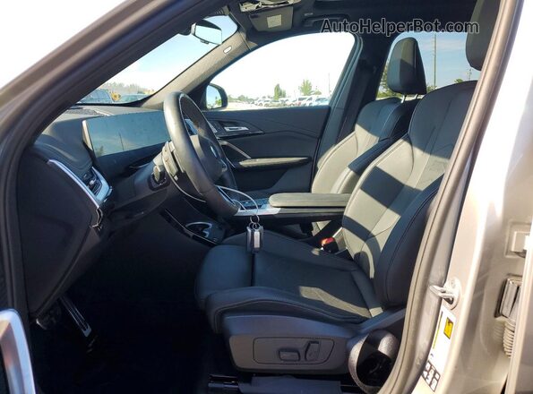 WBX73EF00S5316937 2025 BMW X1 Gray წინა სალონის ხედი