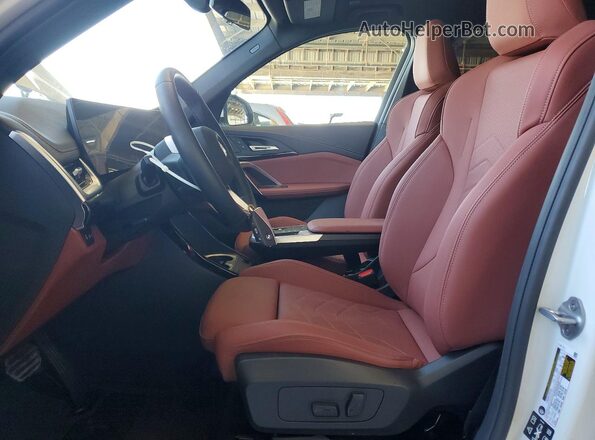 WBX73EF01T5621185 2026 BMW X1 White Front interior view