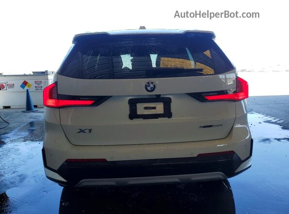 WBX73EF01T5621185 2026 BMW X1 White Rear view