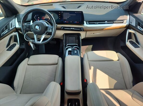 WBX73EF03P5X17664 2023 BMW X1 Orange Առջևի վահանակի տեսք
