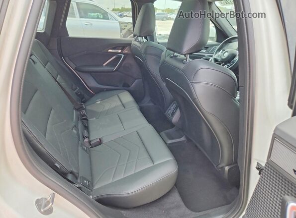 WBX73EF03T5475906 2026 BMW X1 Белый Вид задней части салона