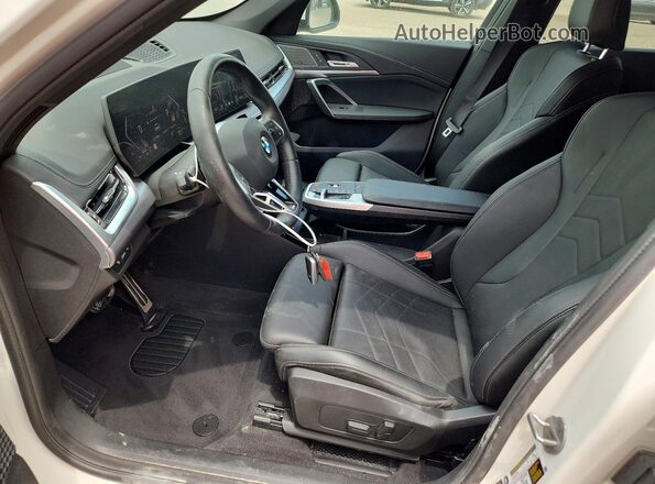 WBX73EF03T5475906 2026 BMW X1 Белый Вид салона спереди