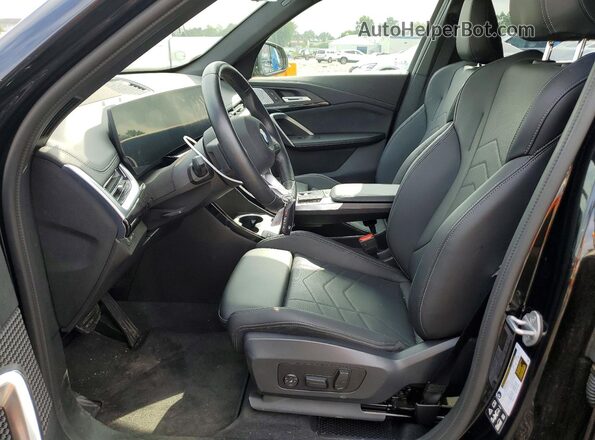 WBX73EF04S5079501 2025 BMW X1 Black Widok wnętrza z przodu