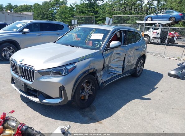 WBX73EF05S5116216 2025 BMW X1 Silver Առջևի ձախ երեք քառորդ տեսարան