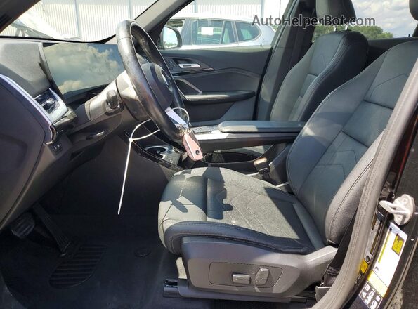 WBX73EF06P5X04665 2023 BMW X1 Черный Вид салона спереди