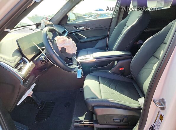 WBX73EF06T5710363 2026 BMW X1 White Front interior view